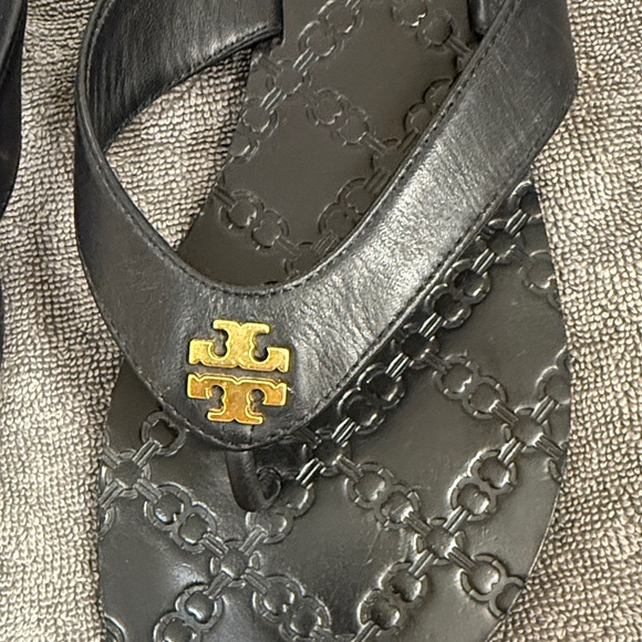 Tory Burch Black and Gold Flip Flops Womens Size 9 - Picture 2 of 7